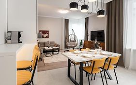 Bright & Sunny Stylish Apt With 2Bdr And 2Bth
